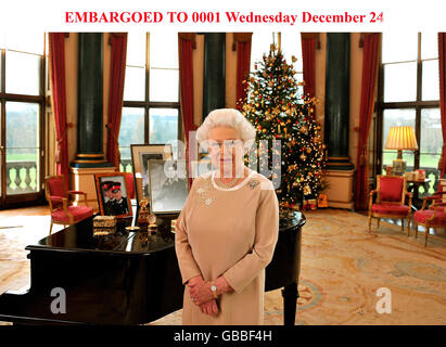 Die britische Königin Elizabeth II. Steht im Music Room des Buckingham Palace, nachdem sie ihre Botschaft zum Weihnachtstag an den Commonwealth aufgenommen hat. Stockfoto
