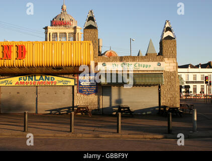 Ein allgemeiner Blick auf einen Food Kiosk und eine Spielhalle an der Küste von Southend, die während der Wintersaison geschlossen sind. Stockfoto