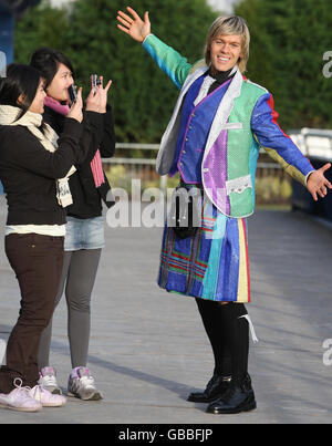 Joseph und der Amazing Technicolor Dreamcoat-Star Craig Chalmers tragen einen speziell in Auftrag gegebenen technischen Kilt, um zu feiern, in Schottland für Neujahr zu sein, während sie in der Show auftreten. Stockfoto