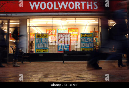 Woolworths-Verschlüsse. Allgemeine Ansicht des Woolworths Store in Rugby Days vor seiner endgültigen Schließung Stockfoto