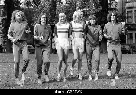 Musik - Slade Tune-up mit Mädchen Athleten - 1974 Stockfoto