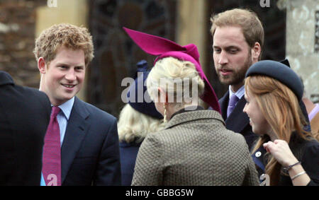 Von links nach rechts. Prinz Harry, Zara Phillips, Prinz William und Prinzessin Beatrice kommen mit anderen Mitgliedern der königlichen Familie zu einem Weihnachtsgottesdienst auf dem Anwesen der Königin in der St. Mary Magdalene Church, in der Nähe des Sandringham House in Norfolk. Stockfoto