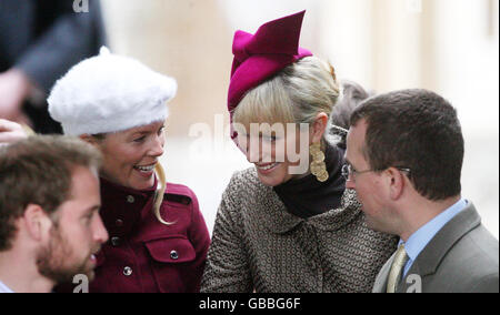 Von links nach rechts. Prinz William, Autumn Phillips, Zara Phillips und Peter Phillips verlassen einen Weihnachtsgottesdienst auf dem Anwesen der Königin in der St. Mary Magdalene Church, in der Nähe des Sandringham House in Norfolk. Stockfoto