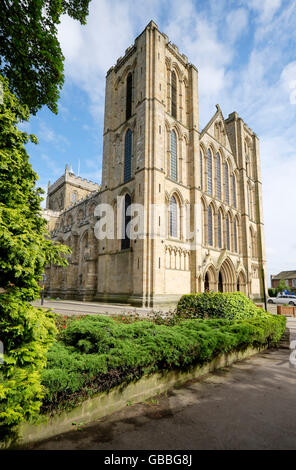 Die Westfassade der Kathedrale von Ripon, Ripon, North Yorkshire, England, UK Stockfoto