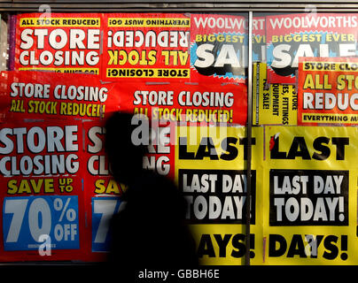 Ein Shopper geht an einer geschlossenen Niederlassung von Woolworths an der Kilburn High Road, Kilburn, London vorbei. Stockfoto