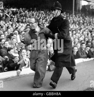 Der Komiker Arthur Assey wurde bei einem Fußballspiel von der Polizei "verhaftet". Stockfoto