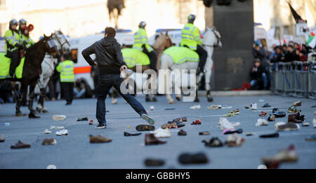 Hunderte Schuhe liegen in Whitehall auf der Straße, als ein Protestler versucht, einen Schuh in die Downing Street in London zu werfen. Die Demonstranten demonstrieren gegen die Bombardierung von Gaza und fordern ein sofortiges Ende der israelischen Angriffe. Stockfoto