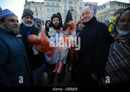 Der ehemalige Bürgermeister von London, Ken Livingstone, auf dem Trafalgar Square in London, mit anderen Demonstranten während einer Demonstration gegen die israelische Bombardierung von Gaza.die Demonstranten demonstrierten gegen die Bombardierung von Gaza und fordern ein sofortiges Ende der israelischen Angriffe. Stockfoto