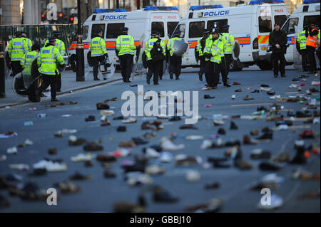 Hunderte von Schuhen liegen auf der Straße in Whitehall, nachdem Demonstranten versucht hatten, Schuhe in die Downing Street in London zu werfen. Die Demonstranten demonstrieren gegen die Bombardierung von Gaza und fordern ein sofortiges Ende der israelischen Angriffe. Stockfoto