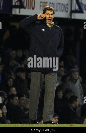 Portsmouth-Manager Tony Adams zeigt beim Spiel der dritten Runde des FA Cup im Fratton Park, Portsmouth, auf der Touchline. Stockfoto