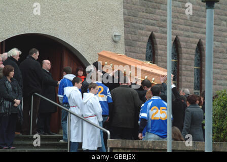 Der Sarg des Unfallopfers Padraig Bourke wird von Mitgliedern seiner Familie und Mitgliedern seiner GAA-Sportmannschaften in die Kirche unserer Lieben Frau von Lourdes in Silvermines, Co. Tipperary, getragen. Stockfoto