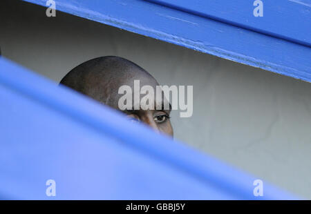 Portsmouth Kapitän Sol Campbell ist gerade im Tunnel zu sehen, als er darauf wartet, zu Beginn des Spiels auf den Platz zu kommen, bevor der FA Cup Third Round Spiel in Fratton Park, Portsmouth. Stockfoto