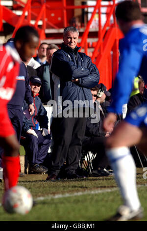 Chelseas Manager Claudio Ranieri beobachtet sein Team im Kampf gegen das Scarborough Stockfoto