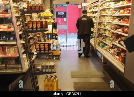 M&S kündigt Arbeitsplatzverluste an. Ein leerer Marks and Spencer Simply Food-Laden in Palmers Green, im Norden Londons, der bald schließen wird. Stockfoto