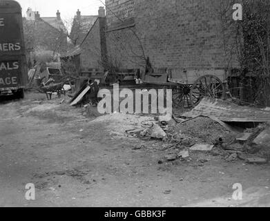 Die Ramshakle-Fabrik und der Hof in Crawley, Sussex, im Besitz des 39-jährigen Firmendirektors John George Haigh, werden von forensischen Spezialisten im Zusammenhang mit dem Tod von Frau Olive Durand-Deacon durchsucht. Stockfoto