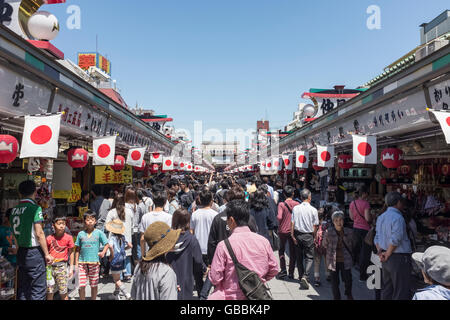 Massen von Touristen am Nakamise Einkaufsstraße im buddhistischen Sensō-Ji Tempel in Asakusa, Tokio, Japan. Stockfoto