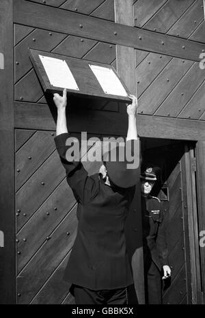 Ein Warder postet die Plakate an den Türen des Wandsworth Prison, London, nach der Hinrichtung von John George Haigh, 39, wegen des Mordes an Frau Olivia Durand-Deacon, einer 69-jährigen Kensington Widow, deren Körper in einem Säurebad zerstört wurde. Stockfoto