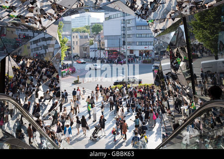 Gespiegelte Eingang Tokyu Plaza auf Omotesando, Harajuku in Tokio, Japan. Stockfoto