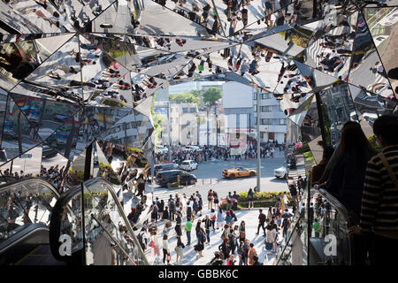 Menschen fahren die Rolltreppe am Eingang zum Tokyu Plaza auf Omotesando, Harajuku in Tokio, Japan. Stockfoto