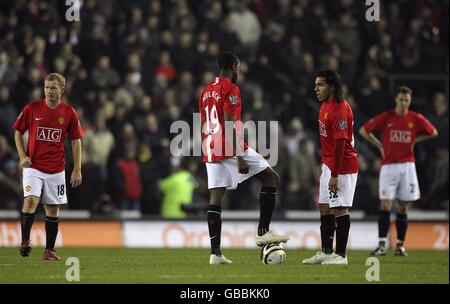 Fußball - Carling Cup - Halbfinale - Erstes Bein - Derby County / Manchester United - Pride Park. Manehster United Spieler sehen niedergeschlagen aus, nachdem Kris Commons (nicht abgebildet) von Derby County das Eröffnungziel des Spiels erreicht hat. Stockfoto