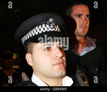 Kevin Pietersen kommt nach seinem Rücktritt als England Cricket Captain und der Plünderung von Trainer Peter Moores am Flughafen London Heathrow an. Stockfoto