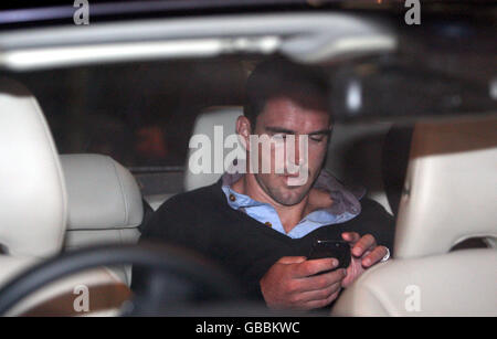 Kevin Pietersen kommt nach seinem Rücktritt als England Cricket Captain und der Plünderung von Trainer Peter Moores am Flughafen London Heathrow an. Stockfoto