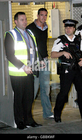 Kevin Pietersen kommt nach seinem Rücktritt als England Cricket Captain und der Plünderung von Trainer Peter Moores am Flughafen London Heathrow an. Stockfoto