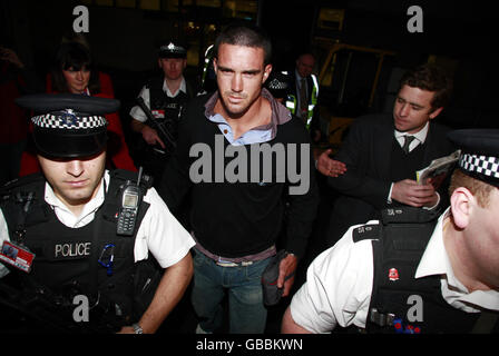 Kevin Pietersen kommt nach seinem Rücktritt als England Cricket Captain und der Plünderung von Trainer Peter Moores am Flughafen London Heathrow an. Stockfoto