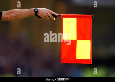 Fußball - AXA FA Cup - vierte Runde - Wolverhampton Wanderers gegen West Ham United. Der Linienmann hebt seine Flagge, um abseits zu signalisieren Stockfoto