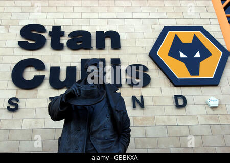 Eine Statue von Stan Cullis außerhalb des Standes, nach dem sie benannt wurde Er in Molineux, der Heimat von Wolverhampton Wanderers Stockfoto