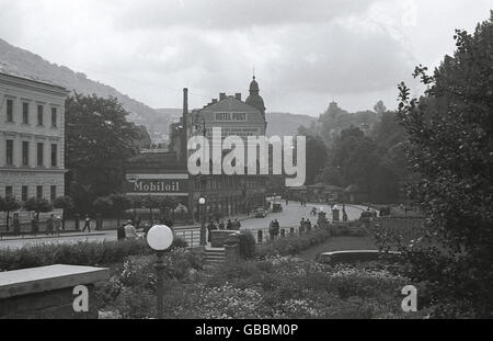 historischer Blick auf Karlsbad oder Karlsbad, in den Sudeten, in der Pre-WW11 Tschechoslowakei der 1930er Jahre. Hotel Post im Zentrum und Rathaus auf linken Seite. Stockfoto