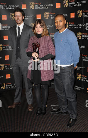 Die 2009 Orange Rising Star Nominierten werden im BAFTA HQ, Piccadilly, Central London, bekannt gegeben. Einer der Richter, Kelly MacDonald (Mitte) Posen mit Toby Kebbbell (links) und Noel Clarke (rechts), die die Nominee-Liste zusammen mit Michael Cera, Michael Fassbender und Rebecca Hall. Stockfoto