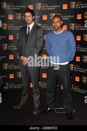 Die 2009 Orange Rising Star Nominierten werden im BAFTA HQ, Piccadilly, Central London, bekannt gegeben. Toby Kebbell (Bild links) und Noel Clarke (rechts) kommen zusammen mit Michael Cera, Michael Fassbender und Rebecca Hall in die Nominierliste. Stockfoto