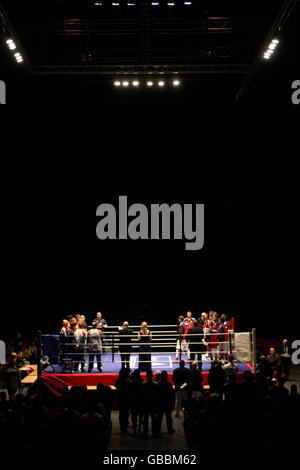 Boxen - ABA Boxing International - England - Deutschland - National Indoor Arena. Die beiden Teams stehen im Ring an Stockfoto