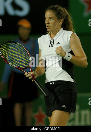 Patty Schnyder aus der Schweiz feiert bei ihr einen Siegpunkt Spiel gegen Kim Clijsters aus Belgien Stockfoto