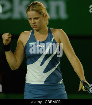 Tennis - Australian Open 2004 - Halbfinale. Kim Clijsters aus Belgien feiert in ihrem Spiel gegen Patty Schnyder aus der Schweiz einen Siegpunkt Stockfoto