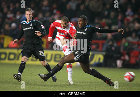 Charlton Athletic's Deon Burton (Mitte) und Nottingham Forest's Wes Morgan (rechts) und Matt Thornhill während des Coca-Cola Championship-Spiels im Valley, Charlton. Stockfoto