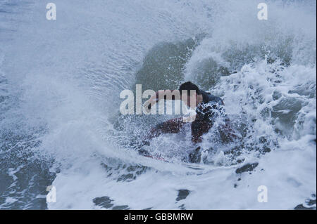 Der Surfer Stuart Campbell, 17, aus Woolacombe trotzt dem Winterschwund während des arktischen Wetters Großbritanniens in Woolacombe, North Devon. Stockfoto