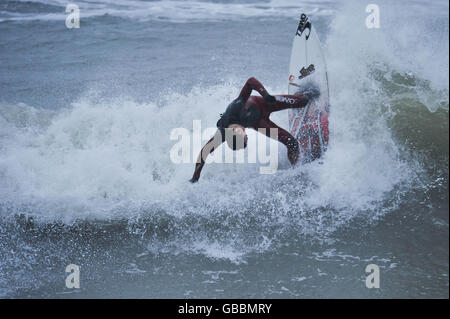 Der Surfer Stuart Campbell, 17, aus Woolacombe trotzt dem Winterschwund während des arktischen Wetters Großbritanniens in Woolacombe, North Devon. Stockfoto