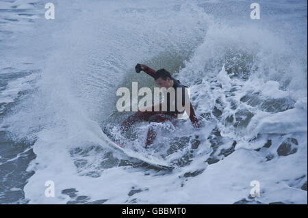 Der Surfer Stuart Campbell, 17, aus Woolacombe trotzt dem Winterschwund während des arktischen Wetters Großbritanniens in Woolacombe, North Devon. Stockfoto