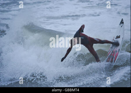 Der Surfer Stuart Campbell, 17, aus Woolacombe trotzt dem Winterschwund während des arktischen Wetters Großbritanniens in Woolacombe, North Devon. Stockfoto