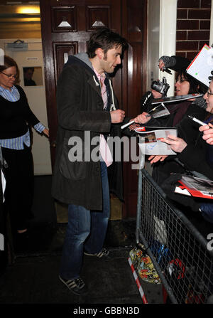 David Tennant signiert Autogramme für wartende Fans vor der Bühnentür nach seinem letzten Auftritt als Hamlet im Novello Theatre im Zentrum von London. Stockfoto