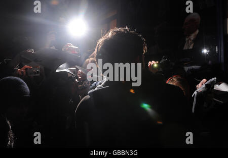 David Tennant signiert Autogramme für wartende Fans vor der Bühnentür nach seinem letzten Auftritt als Hamlet im Novello Theatre im Zentrum von London. Stockfoto