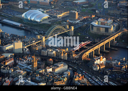 Luftaufnahme des Stadtzentrums von Newcastle mit der Tyne Bridge und dem Sage Gateshead Music Center. Stockfoto