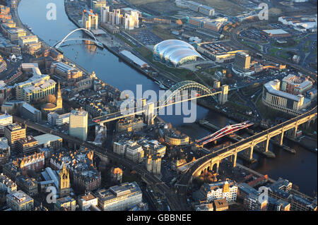 Luftaufnahme des Stadtzentrums von Newcastle mit der Tyne Bridge, der Gateshead Millennium Bridge (auch als „Blinking Eye Bridge“ bekannt), dem Baltic Arts Center und dem Sage Gateshead Music Center. Stockfoto