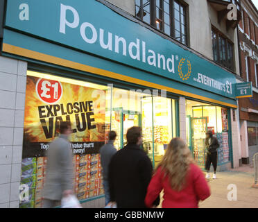 Ein allgemeiner Blick auf ein Poundland-Geschäft in Brixton, London, da Schnäppchenjäger die Weihnachtsverkäufe der Discounter in die Höhe schießen lassen. Stockfoto