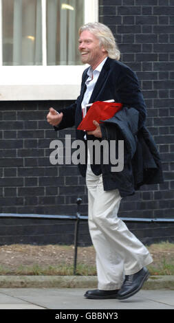 Sir Richard Branson, Chef der Virgin, kommt nach einer Sitzung des Business Council von Premierminister Gordon Brown in der Downing Street 10 in London an. Stockfoto