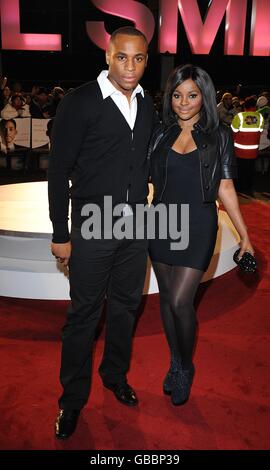 Keisha Buchanan und Partner Dean Thomas kommen zur britischen Premiere von Seven Pounds am Empire Leicester Square, London, WC2. Stockfoto