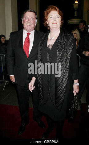 Sir Terry Wogan und Frau Helen kommen zur ersten Nacht des Musicals „Oliver!“ Im Theatre Royal in Drury Lane, im Zentrum von London. Stockfoto