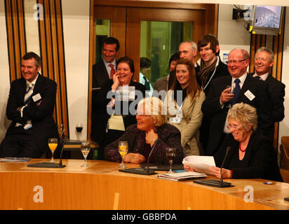 Der schottische Rugby-Trainer Frank Hadden mit Politikern während des schottischen Rugby Parlamentarischen Empfangs im schottischen Parlament, Edinburgh. Stockfoto